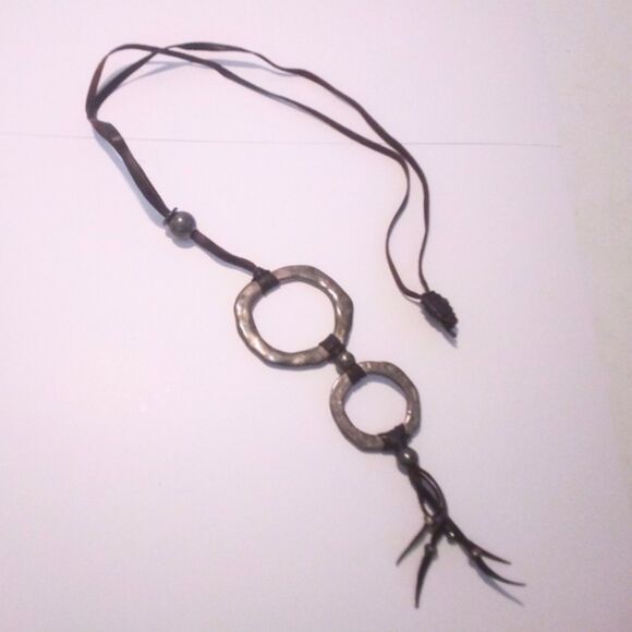 Vintage Brutalist Hammered Metal and Leather Necklace - Picture 4 of 4